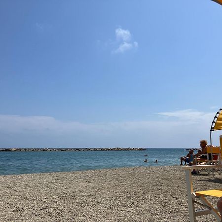 Aria Luce Mare San Bartolomeo Al Mare Exterior foto